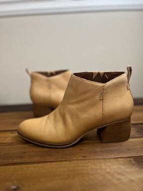 TOMS Almond Toe Ankle Boots 7.5 | Boho Western Minimalist Neutral Pull Tab